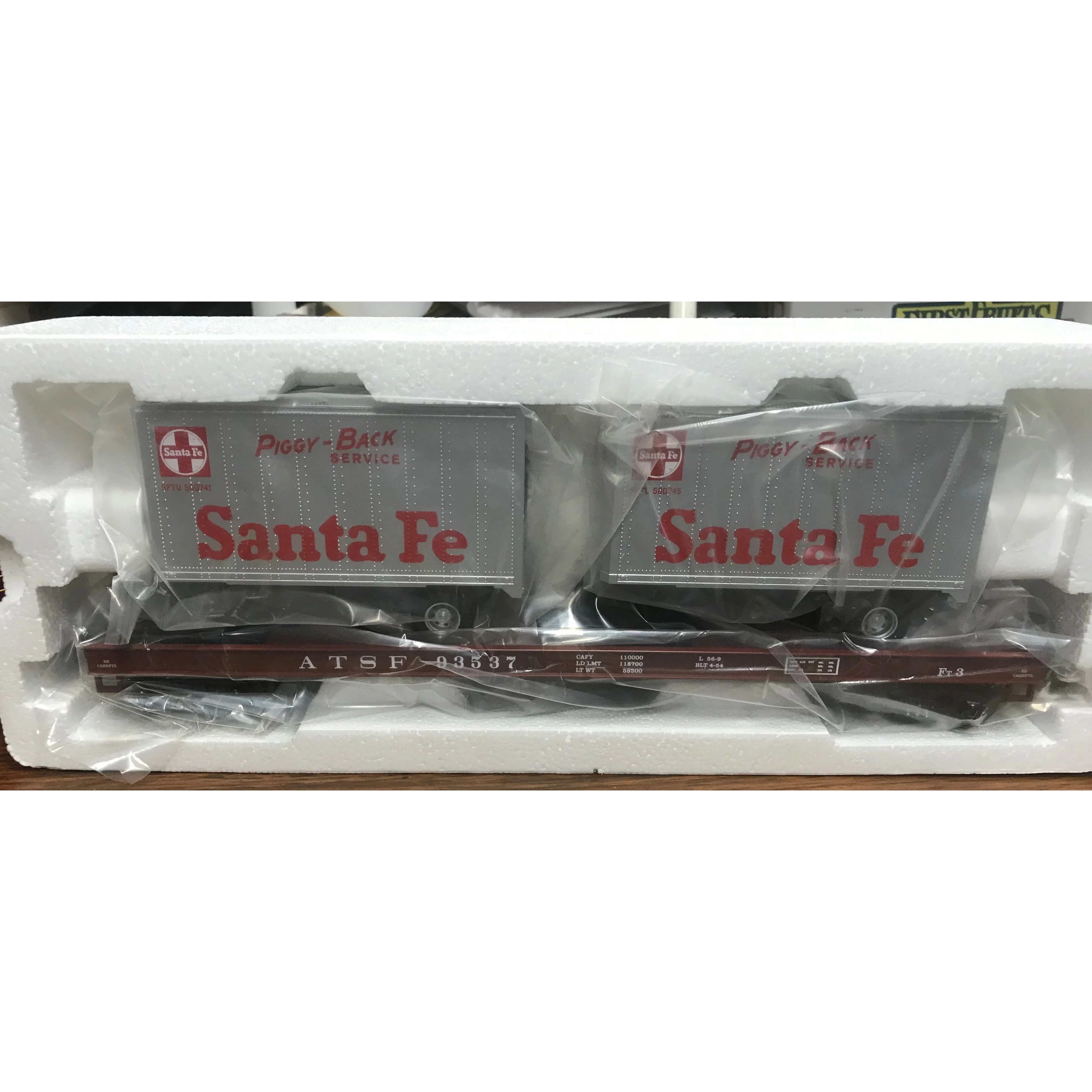 MTH Premier 20-98111 Santa Fe Flat Car w (2) 20’ Trailers #93537 O New ATSF